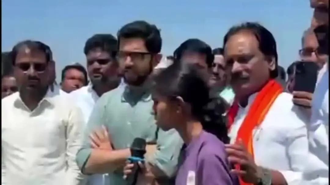 परभणी: “माझ्या वडिलांनी शाळेची फी कशी भरायची?”
श्रावणी वैजनाथ ढवळे शेतकऱ्याच्या लेकीचा सरकारला प्रश्न