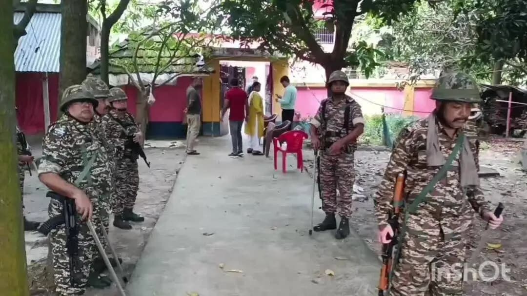 চাঁচল ১: সাতসকালেই চাঁচলে ED-র হানা। মুলাই বাড়ি এলাকায় এক ব্যক্তির বাড়িতে অভিযান।