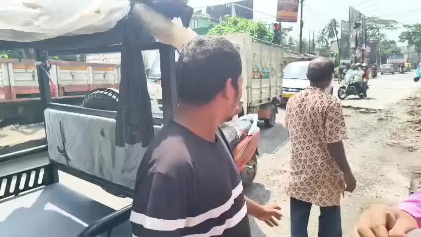 বারুইপুর: কিভাবে বারুইপুর আমতলা রোডে যাত্রী বোঝাই টোটো উল্টে গেল শুনানি টোটো চালকের মুখ থেকে