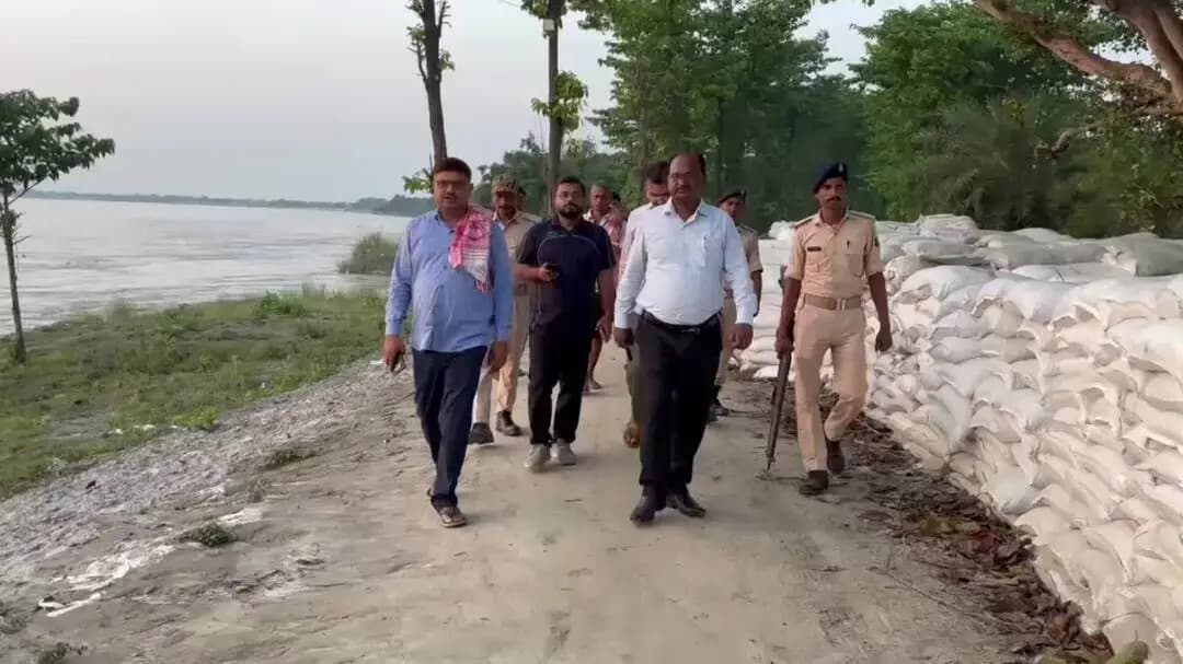 लालगंज: वाल्मीकिनगर बैराज से 4.75 लाख क्यूसेक पानी छोड़े जाने की संभावना, लालगंज में प्रशासन अलर्ट