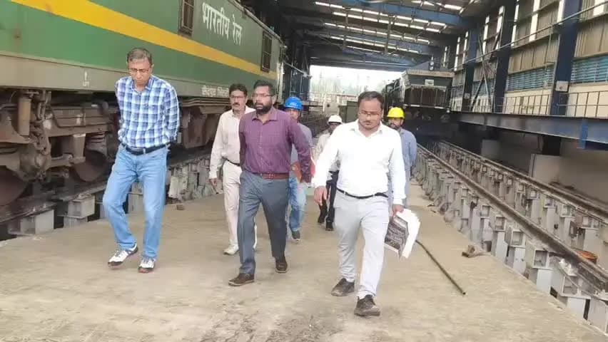 सैदपुर: इलेक्ट्रिक लोको शेड का DRM ने किया निरीक्षण, इलेक्ट्रिक इंजनों के अनुरक्षण, सुरक्षा व तकनीकी व्यवस्थाओं की ली जानकारी