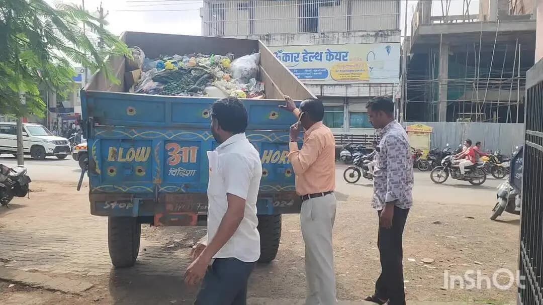 विदिशा नगर: 8-15 दिन तक कचरा गाड़ियां न पहुंचने पर पार्षद प्रतिनिधि ने कंपनी कार्यालय के सामने कचरा फेंका