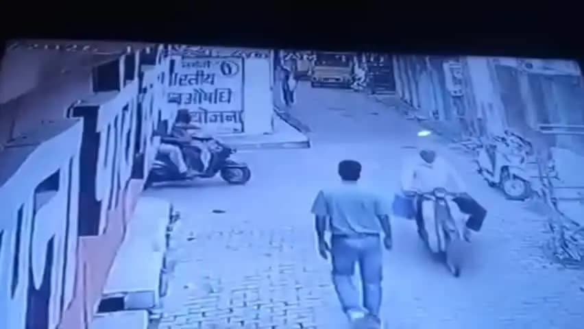झांसी: गाड़ी से टक्कर के बाद युवक की लात-घूंसों से पिटाई, CCTV में कैद हुई घटना, वीडियो हुआ वायरल
