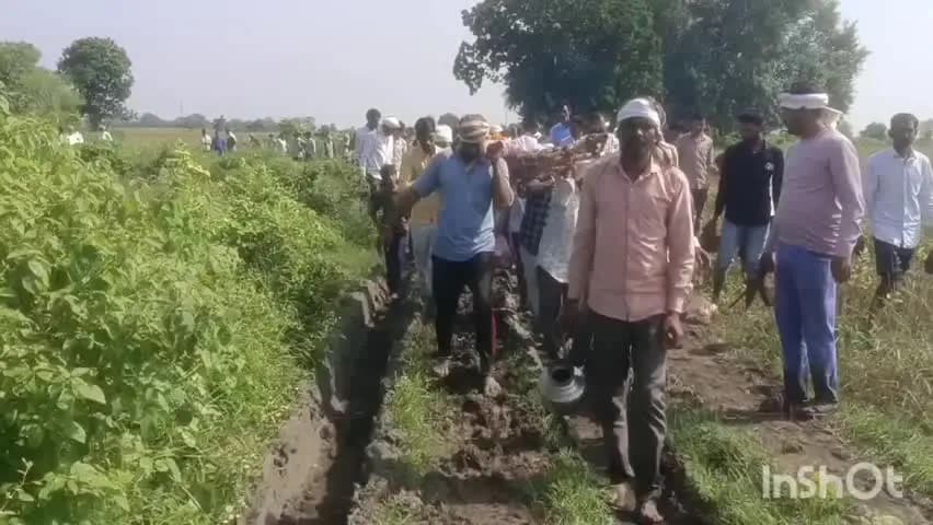 पठारी: शेरवासा गांव में मुक्ति धाम तक रास्ता नहीं, अंतिम यात्रा के लिए कीचड़ से गुजरना पड़ता है