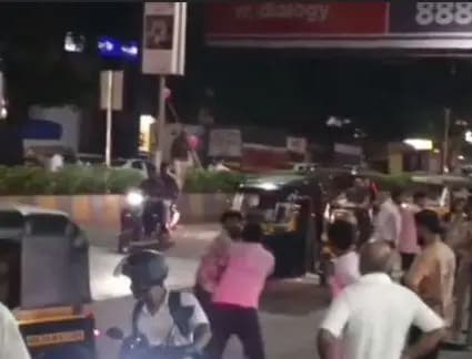 ठाणे: ठाण्याच्या माजीवाड्यात भर रस्त्यात तुफान हाणामारी, व्हिडिओ व्हायरल