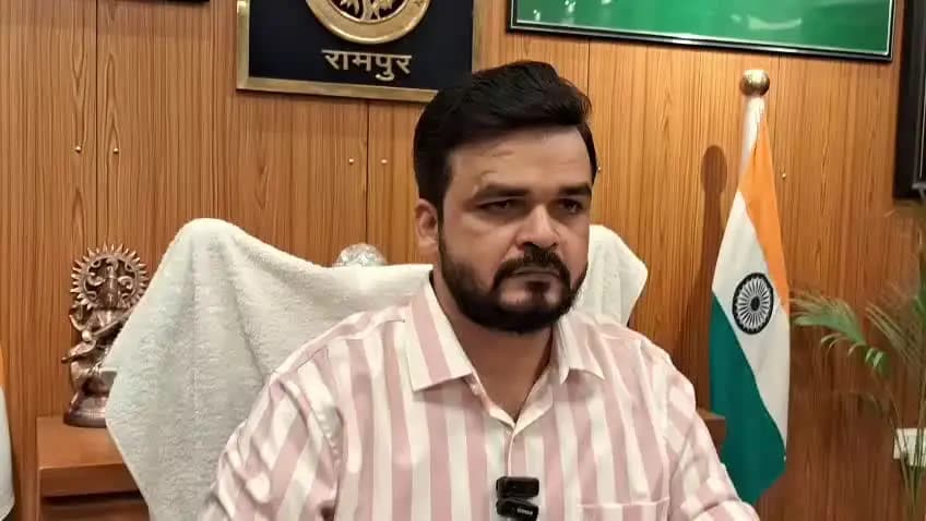 रामपुर: रामपुर के जिला अधिकारी अजय कुमार द्विवेदी ने दी जानकारी, सड़क घटना में प्रधानमंत्री राहत योजना का उठाया लाभ