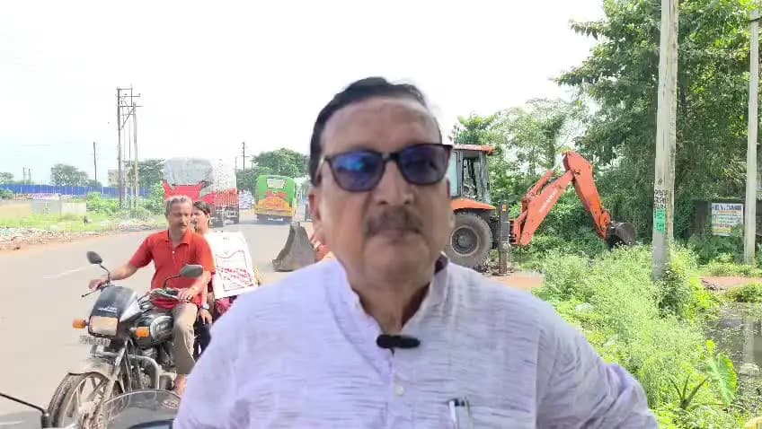মেদিনীপুর: জাতীয় সড়কের পাশে নয়নজুলি দখল করে বসা ব্যবসায়ীদের নোটিশ দেওয়া সত্ত্বেও এখনো ওঠেনি, জানালেন পৌরপ্রধান