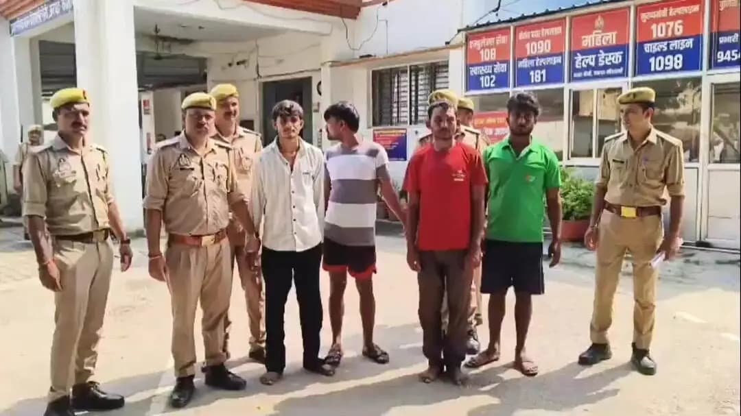 सिराथू: सैनी इलाके से सोलर पैनल चोरी गिरोह के 4 लोगों को ₹5 लाख कीमत के 19 पैनलों के साथ गिरफ्तार किया गया