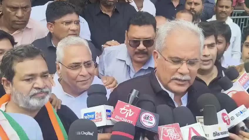 दुर्ग: दुर्ग में SIR के विरोध में कांग्रेस का हल्लाबोल, कार्यकर्ता दो बैरिकेडिंग तोड़कर कलेक्ट्रेट पहुंचे