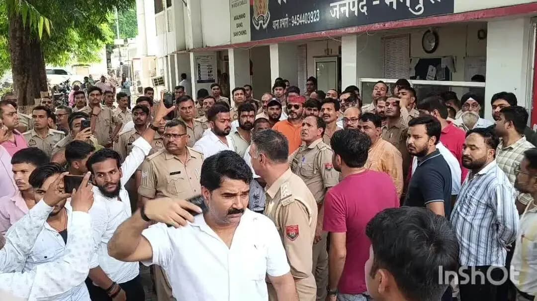 मैनपुरी: मैनपुरी में पुलिस ने भाजपा नेता किशन दुबे को किया गिरफ्तार, समर्थकों ने लगाया जाम