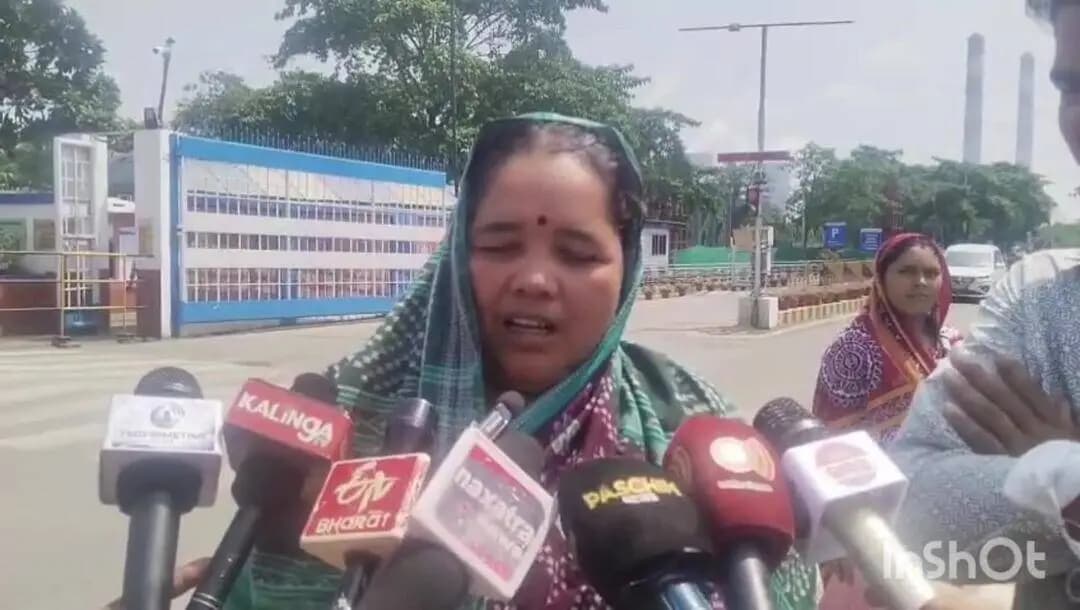 ଝାରସୁଗୁଡା: ବୃନ୍ଦାମାଲ ବାସୀଙ୍କ ଫସଲ ନଷ୍ଟ ଅଭିଯୋଗ ଆଣି ବେଦାନ୍ତ ଗେଟ ସମୁଖରେ ଧାରଣା