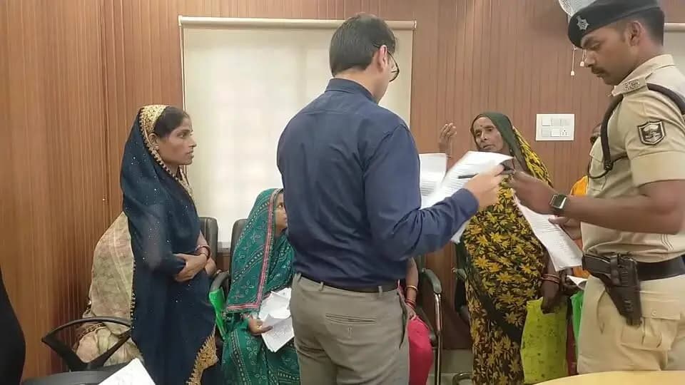जिला पदाधिकारी श्री तनय सुल्तानिया का जनता दरबार कार्यक्रम लाईव।