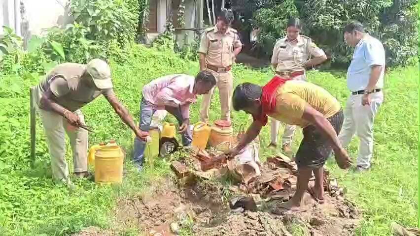 हसनगंज: हसनगंज थाना प्रांगण में जिला पदाधिकारी के निर्देश पर देसी-विदेशी शराब का विनिष्टीकरण किया गया