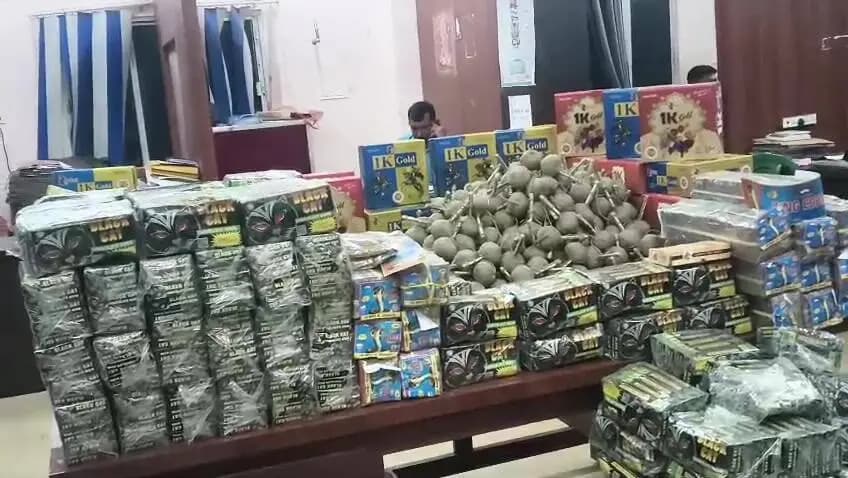 বাঁকুড়া ১: দুর্গাপুজোর আগে বাঁকুড়ায় লক্ষাধিক টাকার বাজি উদ্ধার, এক গ্রেফতার