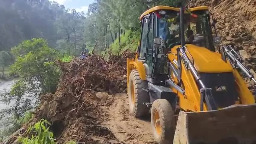 सोमेश्वर: सोमेश्वर-अल्मोड़ा हाईवे पर पेड़ गिरने से 2.30 घंटे तक जाम