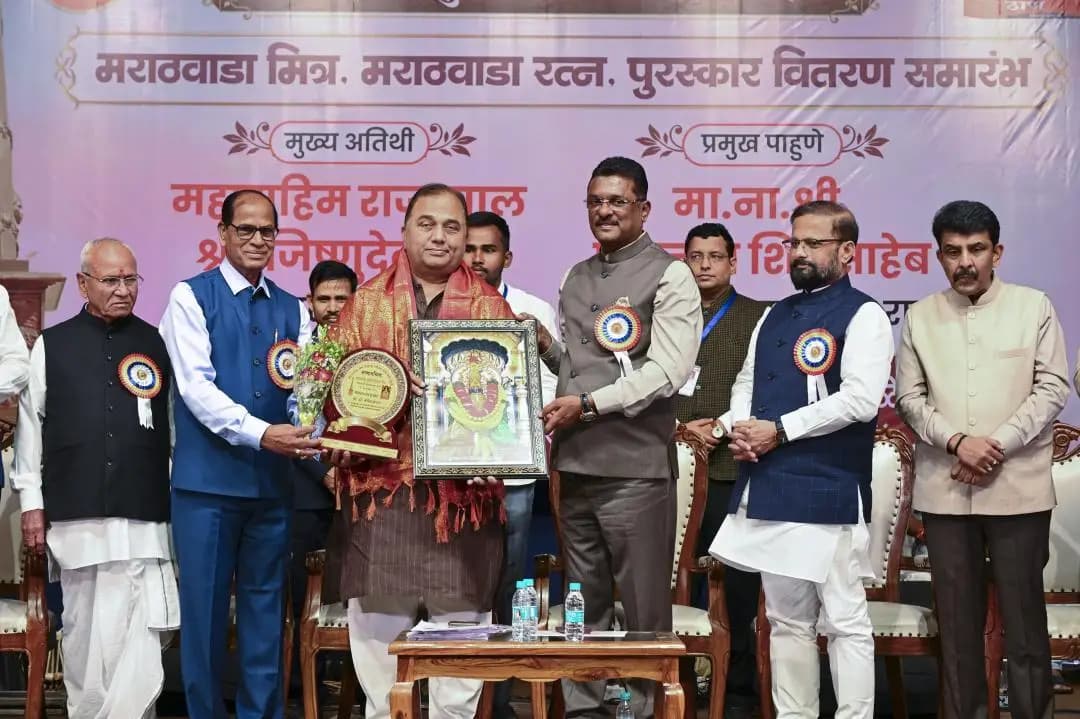हवेली: प्रा. डॉ. मंगेश कराड यांना 'मराठवाडा रत्न' पुरस्काराचा सन्मान