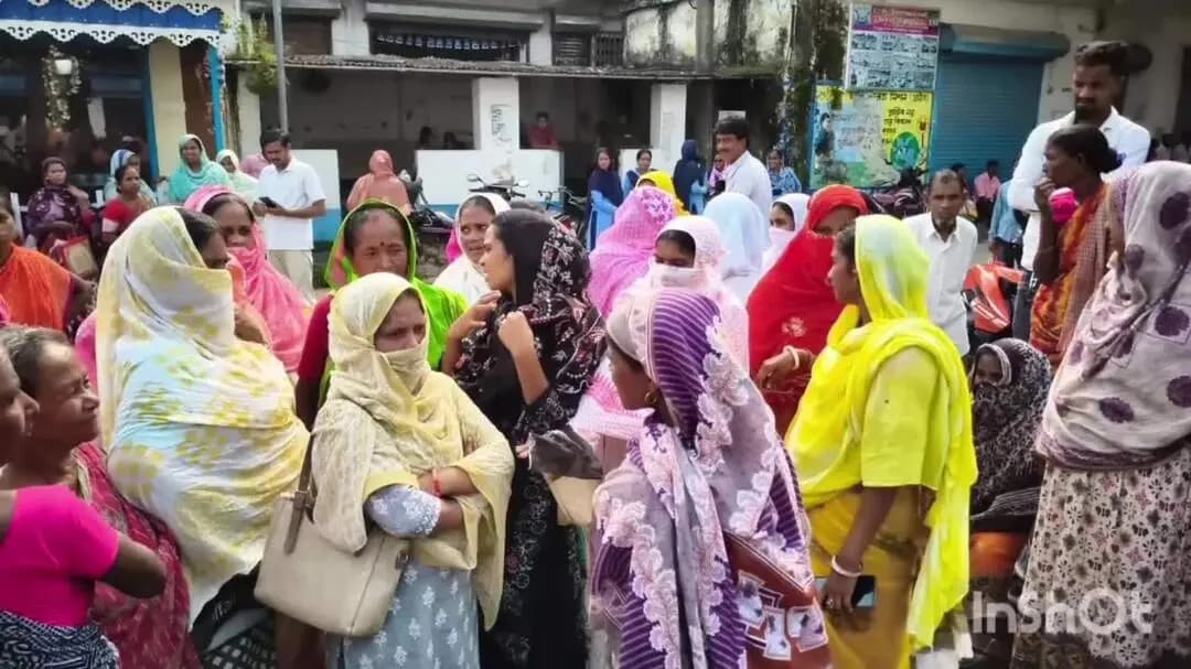 গাজোল: অন্নপূর্ণা যোজনার সুবিধা নিয়ে ক্ষোভ, গাজোলে জাতীয় সড়ক অবরোধ মহিলাদের