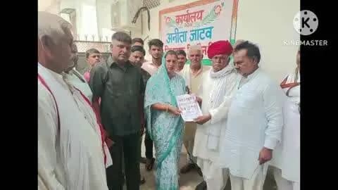 हिण्डौन: पंचायत चुनाव को लेकर कांग्रेस में सरगर्मी तेज, हिंडौन विधायक अनीता जाटव के आवास पर दावेदारों ने सौंपे बायोडाटा