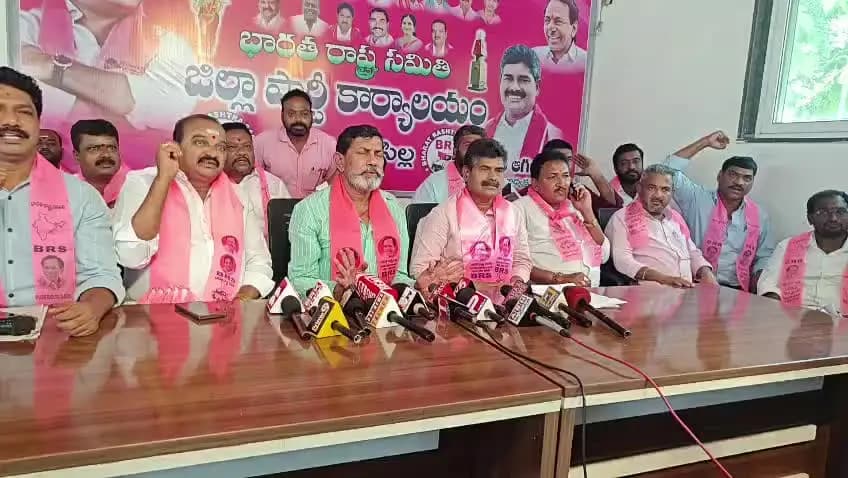 సిరిసిల్ల: బిఆర్ఎస్ పార్టీ కార్యాలయం తెలంగాణ భవన్లో మీడియా సమావేశం నిర్వహించి మాట్లాడిన నాయకులు