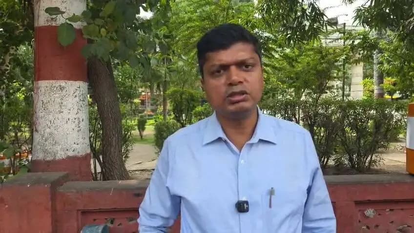 ➡️ छत्री चौक स्थित शाही मस्जिद का एक हिस्सा समाजजनों द्वारा स्वत: हटाया जा रहा है - रोशन सिंह ,कलेक्टर उज्जैन
वर्ष 2028 में उज्जैन में सिंहस्थ महाकुंभ का आयोजन होना है, जिसमें बड़ी संख्या में श्रद्धालुओं के आने की संभावना है। श्रद्धालुओं की सुविधा और बेहतर व्यवस्थाओं के लिए मास्टर प्लान के अनुरूप सड़कों के चौड़ीकरण एवं अन्य निर्माण कार्य किए जा रहे हैं।
इन विकास कार्यों में सभी धर्मों और समाजों के लोग स्वेच्छा से सहयोग कर रहे हैं। सड़क चौड़ीकरण की जद में आने वाले मकान, दुकानें और धर्मस्थल आदि को संबंधित समाजजनों द्वारा स्वेच्छा से हटाया जा रहा है।
इसी क्रम में छत्री चौक स्थित शाही मस्जिद का एक हिस्सा भी समाजजनों द्वारा स्वत : हटाया जा रहा है। यह सभी समाजों के सहयोग और समन्वय की सकारात्मक मिसाल है।
मैं सभी से अपील करता हूं कि किसी भी प्रकार की अफवाह पर ध्यान न दें और शांति एवं सद्भाव बनाए रखें। सिंहस्थ की तैयारियों में सभी का सहयोग और सहभागिता उज्जैन की एकता और भाईचारे को मजबूत करेगी।
Jansampark Madhya Pradesh
#JansamparkMP