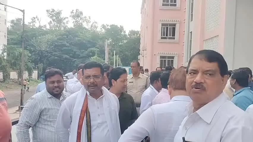 ফরিদপুর দুর্গাপুর: দুর্গাপুরে নতুন আদালত ভবন পরিদর্শনে তিন বিধায়ক, সাপ ও জমা জলে বেহাল দশার ছবি