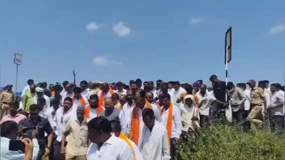 हिंगोली: आराठी येथे महसूल मंत्री चंद्रशेखर बावनकुळे यांनी दुष्काळी भागातील पीक पहाणी