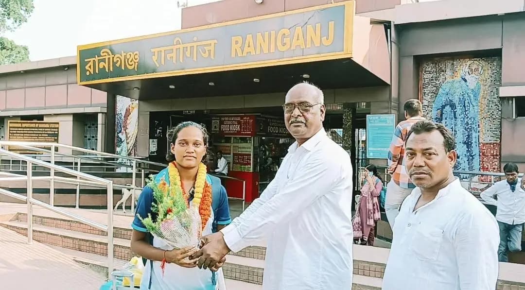 রানিগঞ্জ: রানীগঞ্জে সংবর্ধিত জামুড়িয়ার কন্যা মৌমিতা, জাতীয় ফুটবল চ্যাম্পিয়ন হওয়ার গল্প