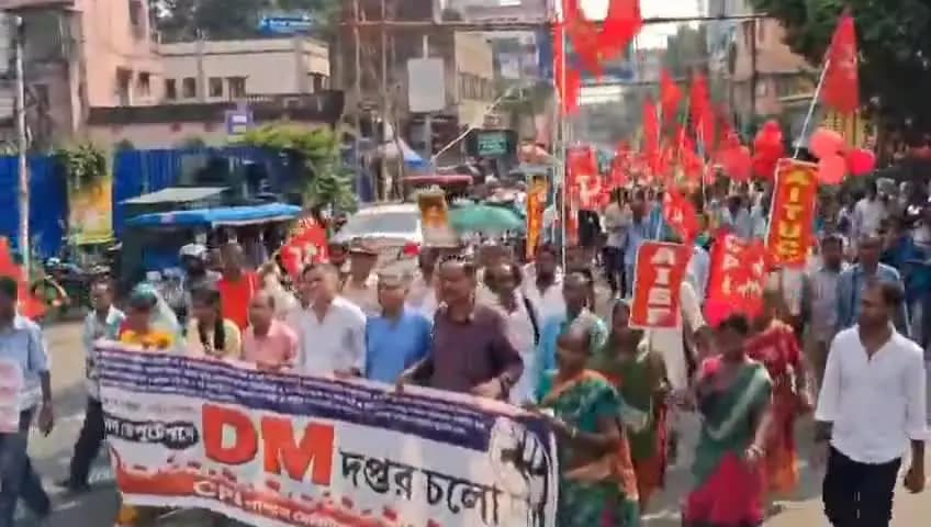 মেদিনীপুর: এস আই আর এর নামে মানুষের হয়রানি বন্ধ করতে হবে, জ্ঞানেশ কুমারের পদত্যাগ করতে হবে-বিভিন্ন দাবিতে বিক্ষোভ CPI এর
