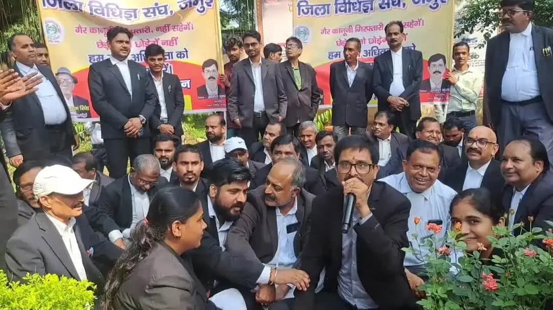 जमुई: अधिवक्ता को पकड़कर थाना लाने के विरोध में विधिज्ञ संघ ने जताया आक्रोश, गिरफ्तारी देने साइबर थाना पहुंचे संघ के अधिवक्ता