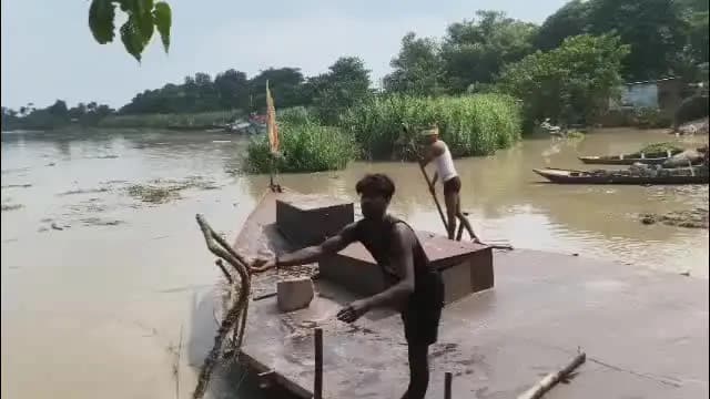 तमकुही राज: बंधे में होल से दहशत! नारायणी के बढ़ते दबाव के बीच जवहीं दयाल चैनपट्टी में ग्रामीण घर छोड़ने को मजबूर, बाढ़ का खतरा बढ़ा