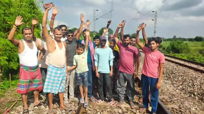 बैरिया: सुरेमनपुर रेलवे केबिन के पास भूमिगत केबल जलने से दो लाख की आबादी की बिजली गुल, ग्रामीणों ने ट्रैक किनारे किया प्रदर्शन