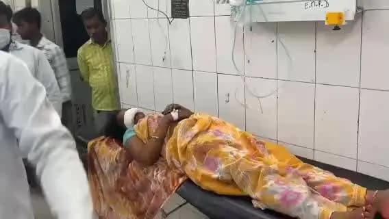 सीतापुर: हरगांव में शादी के 20 साल बाद पत्नी प्रेमी के साथ गई, ससुराल वालों ने जमकर पीटा, पति ने काटी नाक