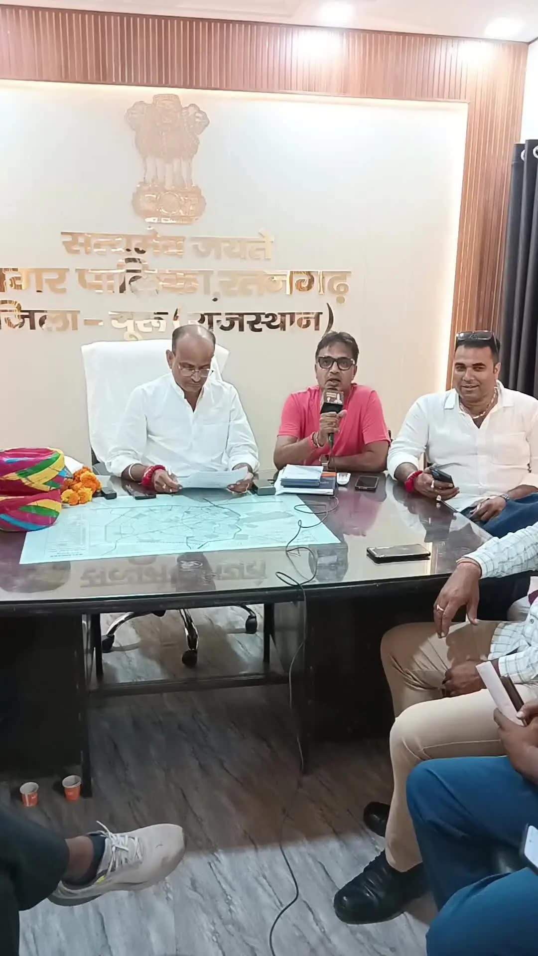 रतनगढ़: रतनगढ़ नगरपालिका में चेयरमैन ने अधिकारियों, कर्मचारियों और ठेकेदारों की बैठक ली, समस्या समाधान के दिए निर्देश