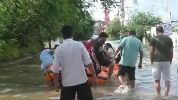 सीतापुर: नदियों के बढ़ते जल स्तर के चलते केशव ग्रीन सिटी से लोगों का पलायन जारी, नव और स्टीमर का लिया जा रहा सहारा