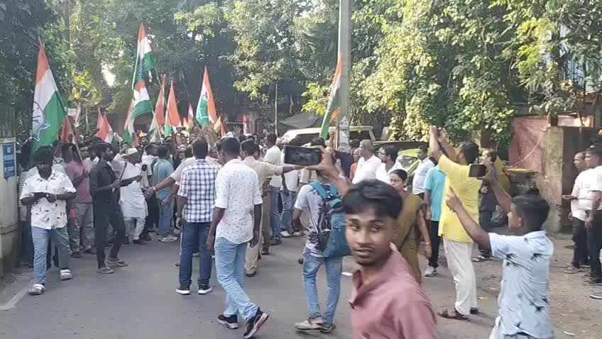 বারাসাত ১: জ্ঞানেশ কুমারের পদত্যাগ সহ তিন দফা দাবি নিয়ে বারাসাতে জেলাশাসক দপ্তরের সামনে রাস্তায় বসে বিক্ষোভ কংগ্রেসের কর্মী সমর্থ
