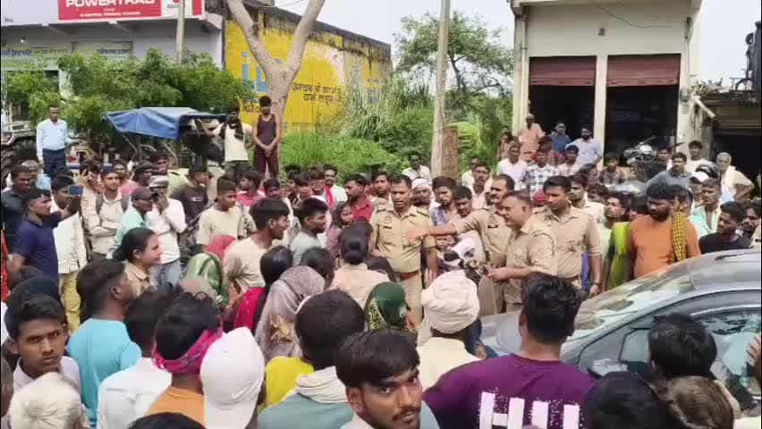अतरौली: छर्रा अनाज मंडी में पल्लेदार से मारपीट को लेकर हंगामा, पुलिस से धक्का-मुक्की, परिजनों ने लाठी चार्ज का लगाया आरोप