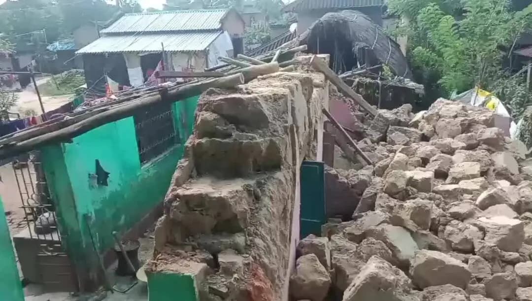 কাঁকসা: কয়েকদিনের প্রবল বৃষ্টির জেরে রঘুনাথপুরে ভেঙে গিয়েছে কয়েকটি বাড়ি,সরকারি বাড়ির দাবিতে BDO-র দারস্ত ৪টি পরিবার