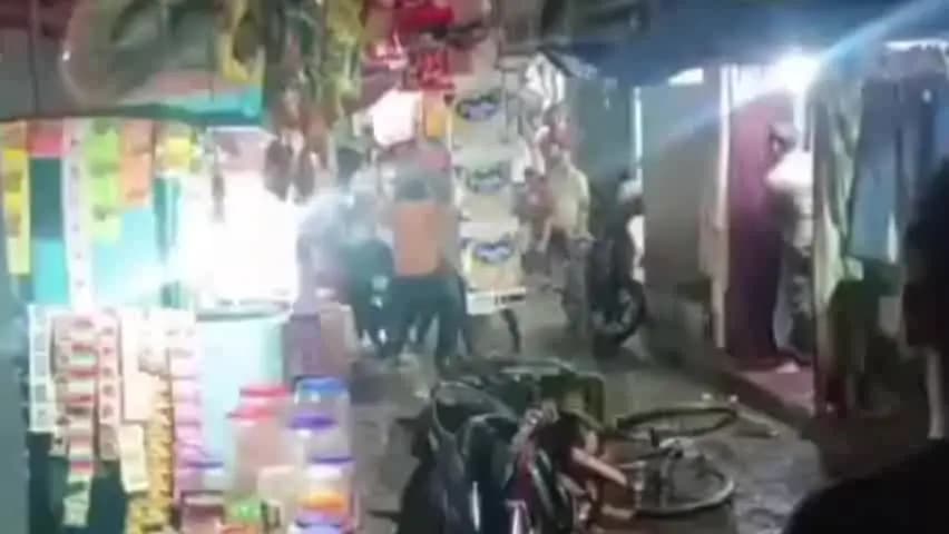 नारायणपुर: मधुरापुर बाजार में पैसों के लेन-देन को लेकर हुई मारपीट, वीडियो वायरल