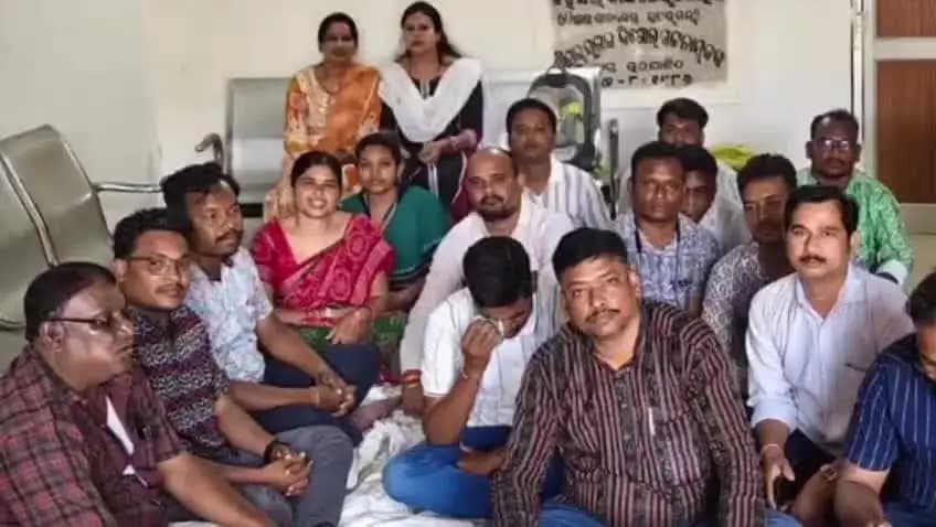 ବରଗଡ: ସୋହେଲା ତହସିଲ ଅଫିସରେ RI ମାନେ କଲେ ଧାରଣା ପ୍ରଦର୍ଶନ