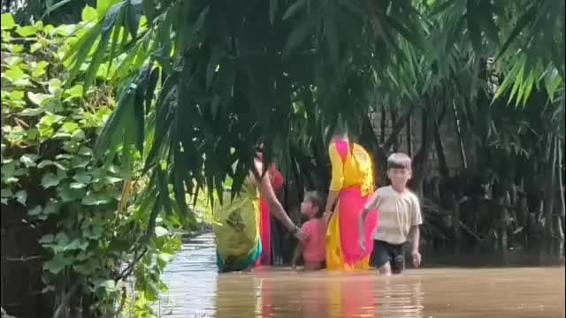पडरौना: नारायणी नदी का कहर: दशकों बाद गांवों में घुसा बाढ़ का पानी, जलस्तर तीन फीट तक बढ़ा, ग्रामीणों में दहशत