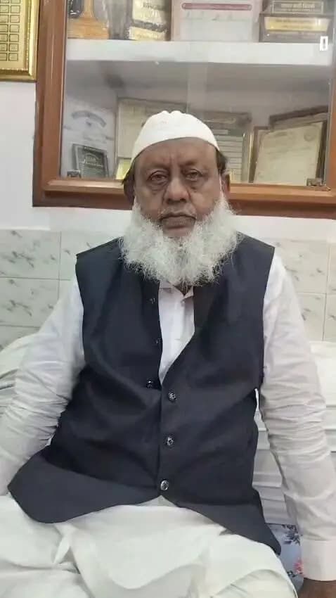 *अफवाह पर ध्यान न दें - शहर काजी उज्जैन*
---
मस्जिद का मामला रात में ही आपसी सहमति से सुलझ गया था। ऐसी कोई स्थिति नहीं है, जिसके लिए किसी को वहाँ जाने की आवश्यकता हो। जिस कार्य को पूरा करने का संकल्प लिया गया है, उसे पूरा किया जा रहा है।
सभी से अपील है कि किसी भी प्रकार की अफवाह पर ध्यान न दें और अफवाहों के कारण घर से बाहर निकलकर अनावश्यक रूप से मौके पर न जाएं।
--
खली कुर्रे रहमान,
उज्जैन शहर काजी