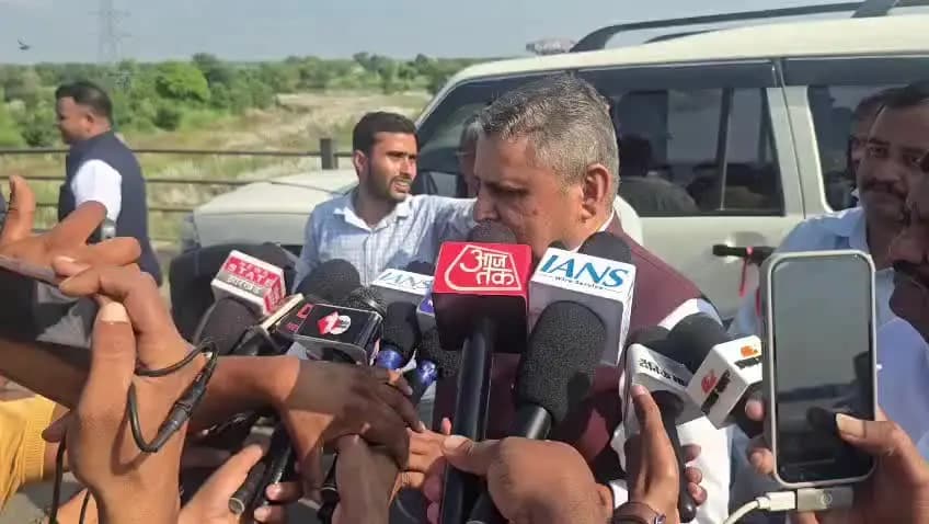 सिधवलिया: डुमरिया घाट निरीक्षण के दौरान मुख्यमंत्री सम्राट चौधरी के साथ उपमुख्यमंत्री विजय चौधरी का बयान