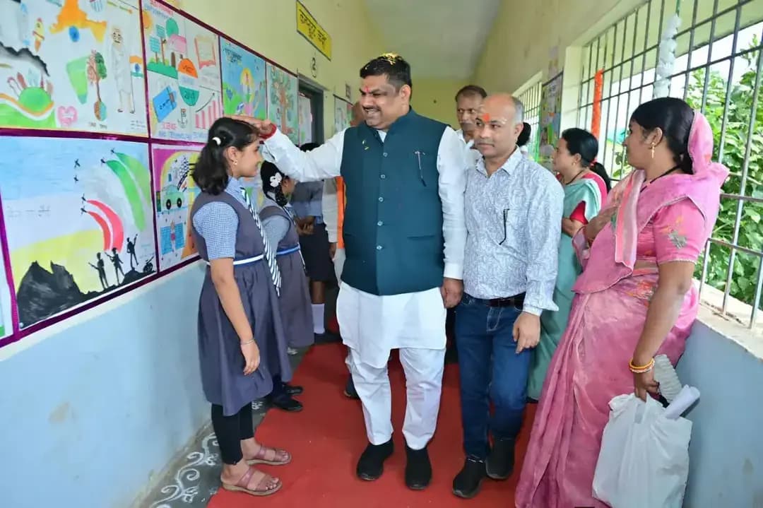 सेवा संकल्प अभियान के अंतर्गत विद्यार्थियों ने रंगों और विचारों से रचा ‘मेरे सपनों का भारत’
शिक्षा मंत्री श्री गजेंद्र यादव ने सेवा संकल्प अभियान के अंतर्गत दुर्ग के शासकीय उच्चतर माध्यमिक शाला, रूआबांधा में आयोजित विकासखंड स्तरीय चित्रकला एवं भाषण प्रतियोगिता में शामिल होकर विद्यार्थियों का उत्साहवर्धन किया।
कक्षा 1 से 8वीं एवं 9वीं से 12वीं तक दो वर्गों में आयोजित प्रतियोगिता में विद्यार्थियों ने ‘मेरे सपनों का भारत’ विषय पर चित्रों और अपने विचारों के माध्यम से विकसित भारत की अपनी कल्पना को अभिव्यक्त किया। विद्यार्थियों की प्रस्तुतियों में शिक्षा, विज्ञान, तकनीक, संस्कार और आत्मनिर्भरता से सशक्त भारत की सुंदर तस्वीर देखने को मिली।
इस अवसर पर शिक्षा मंत्री श्री गजेंद्र यादव ने कहा कि विद्यार्थी देश के भविष्य की नींव हैं। उनके सपने, विचार और रचनात्मकता ही विकसित भारत के निर्माण की दिशा तय करेंगे। ऐसे आयोजनों से बच्चों में प्रतिभा, आत्मविश्वास और राष्ट्र निर्माण की भावना को बढ़ावा मिलता है।
कार्यक्रम में दुर्ग ग्रामीण विधायक श्री ललित चंद्राकर, भाजपा जिलाध्यक्ष श्री सुरेन्द्र कौशिक सहित क्षेत्र के जनप्रतिनिधिगण एवं संगठन के पदाधिकारी उपस्थित रहे।
#सेवा_संकल्प_अभियान #मेरे_सपनों_का_भारत #JanBhagidari #SewaSankalpAbhiyan