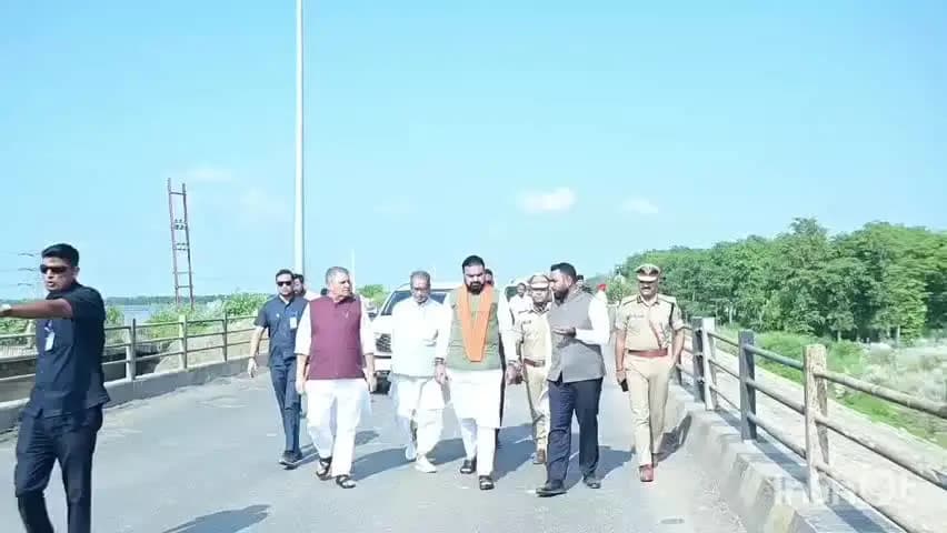 चकिया पिपरा: मुख्यमंत्री सम्राट चौधरी ने डुमरिया घाट में गंडक नदी के बढ़ते जल स्तर का किया निरीक्षण
