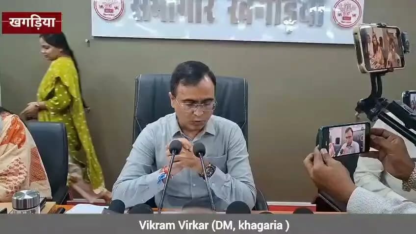 📢 बाढ़ की संभावित स्थिति को लेकर प्रशासन अलर्ट
बागमती एवं कोसी नदी के बढ़ते जलस्तर को देखते हुए खगड़िया जिला प्रशासन द्वारा 24 घंटे निगरानी, क्षेत्र भ्रमण एवं त्वरित प्रतिक्रिया की तैयारी सुनिश्चित की जा रही है। बाढ़ संभावित क्षेत्रों में माइकिंग, संध्या चौपाल, नियंत्रण कक्ष की सक्रियता, गर्भवती महिलाओं से संपर्क तथा नावों का परिचालन जारी है। राहत शिविर एवं सामुदायिक रसोई की भी तैयारी पूरी की जा रही है।
जिलाधिकारी खगड़िया के निर्देशानुसार प्रशासन हर संभावित परिस्थिति से निपटने के लिए पूरी तरह सजग एवं तत्पर है।
#Khagaria #FloodAlert #BiharFlood #DistrictAdministration #Bagmati #Kosi