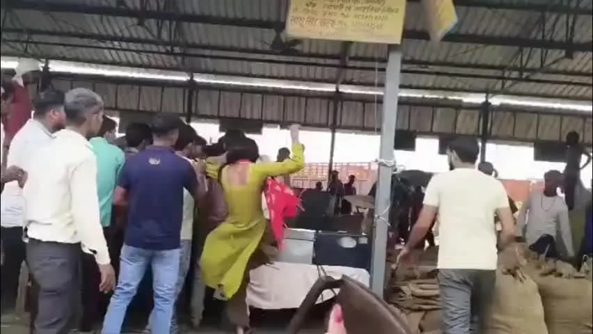 अतरौली: छर्रा गल्ला मंडी में पल्लेदार के मामले को लेकर हंगामा, मुनीम से मारपीट का वीडियो हुआ वायरल