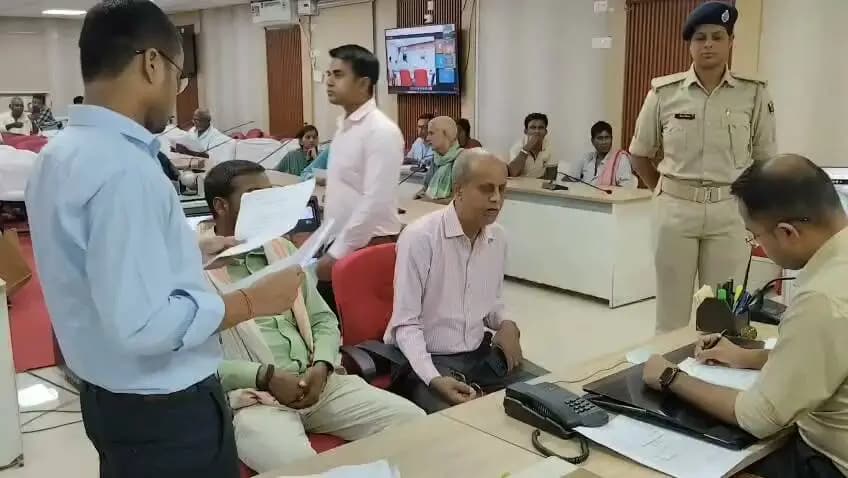 ◆◆ *"सबका सम्मान, जीवन आसान" प्रत्येक सोमवार एवं शुक्रवार को "जनता के दरबार में जिलाधिकारी" , आमलोगों की समस्या के निराकरण हेतु कार्रवाई*
◆◆ *जिलाधिकारी के आदेशानुसार आज सोमवार को 72 लोगों की समस्या को सुना गया तथा कार्रवाई को लेकर संबंधित अधिकारियों को दिया गया निदेश*
सारण, 28 सितंबर 2026
◆ सप्ताह के प्रत्येक सोमवार एवं शुक्रवार को जिलाधिकारी आमलोगों से मुलाकात कर उनकी समस्या को सुन रहे हैं। "जनता के दरबार में जिलाधिकारी" कार्यक्रम प्रत्येक सोमवार एवं शुक्रवार को आयोजित किया जा रहा है।
◆ आज सोमवार को जनता दरबार में उपस्थित सभी 72 लोगों की समस्या को जिलाधिकारी के द्वारा सुना गया तथा कार्रवाई को लेकर संबंधित अधिकारियों को आवश्यक निर्देश दिये गये।जनता दरबार में अधिकांश मामले राजस्व एवं भूमि सुधार विभाग के थे। इसके अतिरिक्त विद्युत, परिवहन, नगर निगम, शिक्षा सहित सामान्य शाखा से संबंधित मामले थे , जिनका एक एक करके निष्पादन किया जा रहा है।
◆ सभी आवेदनों के संदर्भ में भी समस्या के निराकरण के लिये कार्रवाई का निदेश संबंधित अधिकारियों को दिया गया।