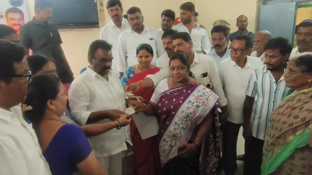 మోత్కూర్: తుంగతుర్తిలో స్మార్ట్ రేషన్ కార్డుల పంపిణీ: లబ్ధిదారులకు ఎమ్మెల్యే సామేల్ పంపిణీ