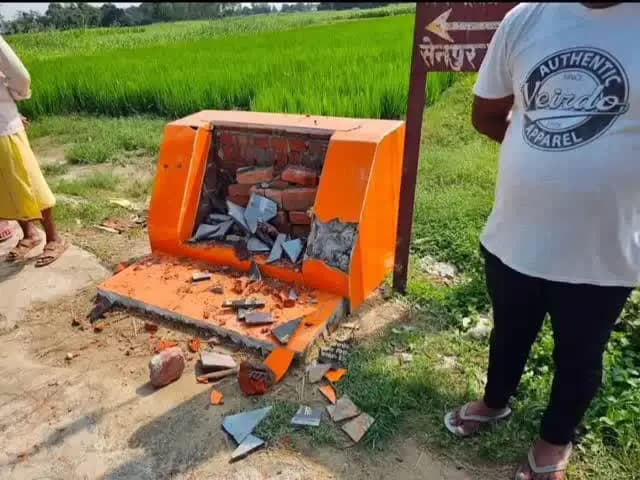 बदलापुर: महराजगंज के सेनपुर गांव में अराजकतत्वों ने विधायक रमेश चंद्र मिश्रा के नाम का शिलापट्ट तोड़ा