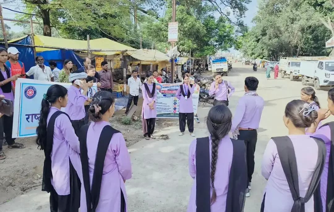 सेवा संकल्प अभियान के अंतर्गत पीएम कॉलेज ऑफ एक्सीलेंस शासकीय तुलसी महाविद्यालय, अनूपपुर के प्राचार्य प्रोफेसर अनिल कुमार सक्सेना के संरक्षण एवं मार्गदर्शन में राष्ट्रीय सेवा योजना इकाई द्वारा नशा मुक्ति एवं जनजागरूकता अभियान चलाया गया। राष्ट्रीय सेवा योजना के जिला संगठक डॉ. ज्ञान प्रकाश पाण्डेय के नेतृत्व में महाविद्यालय के राष्ट्रीय सेवा योजना के विद्यार्थियों ने इंदिरा तिराहा, अनूपपुर में नुक्कड़ नाटक का प्रभावी मंचन कर आमजन को नशे के दुष्परिणामों के प्रति जागरूक किया।
कार्यक्रम में सहायक प्राध्यापक प्रो. विनोद कुमार कोल, डॉ. तरन्नुम सरवत एवं डॉ. संजीव द्विवेदी के मार्गदर्शन में विद्यार्थियों ने नशे के कारण व्यक्ति, परिवार एवं समाज पर पड़ने वाले गंभीर दुष्प्रभावों को नाट्य प्रस्तुति के माध्यम से जीवंत रूप में प्रस्तुत किया। नुक्कड़ नाटक में नशे के कारण स्वास्थ्य पर पड़ने वाले प्रतिकूल प्रभाव, पारिवारिक कलह, आर्थिक नुकसान, सामाजिक अपराध तथा युवा पीढ़ी के भविष्य पर पड़ने वाले दुष्प्रभावों को प्रभावशाली ढंग से दर्शाया गया।
नुक्कड़ नाटक के माध्यम से विद्यार्थियों ने आम नागरिकों से नशे से दूर रहने, युवाओं को नशे की गिरफ्त में आने से बचाने तथा नशामुक्त समाज के निर्माण में सक्रिय भूमिका निभाने की अपील की। कार्यक्रम के दौरान विद्यार्थियों ने “नशा छोड़ो, जीवन जोड़ो”, “नशामुक्त समाज—हमारी जिम्मेदारी” जैसे संदेशों के माध्यम से लोगों को जागरूक किया।
इंदिरा तिराहे पर आयोजित इस जनजागरूकता कार्यक्रम को देखने के लिए बड़ी संख्या में नागरिक एकत्रित हुए। विद्यार्थियों की प्रभावशाली प्रस्तुति ने उपस्थित लोगों को नशे के गंभीर परिणामों के प्रति सोचने के लिए प्रेरित किया।
#सेवा_संकल्प_अभियान #SevaSankalpAbhiyan #anuppur